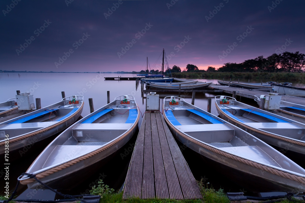 Obraz premium sunrise over lake harbor