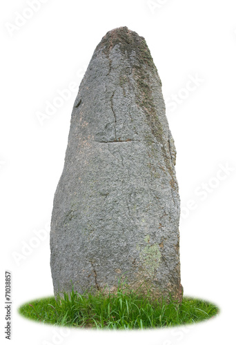 Freigestellter breiter Menhir vor weißem Hintergrund