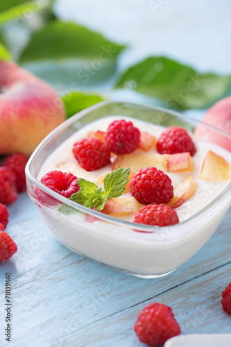 Yogurt with peaches and raspberry