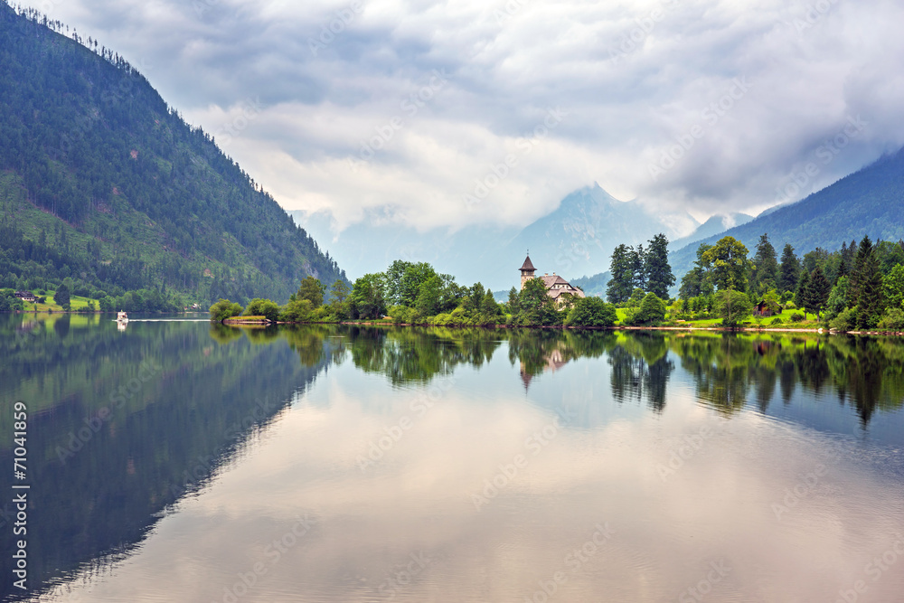 Naklejka premium Idyllic Grundlsee lake in Alps mountains, Austria