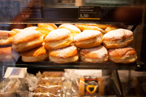Valokuva doughnuts in bakery