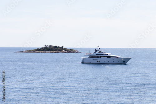 island and yacht © aerogondo