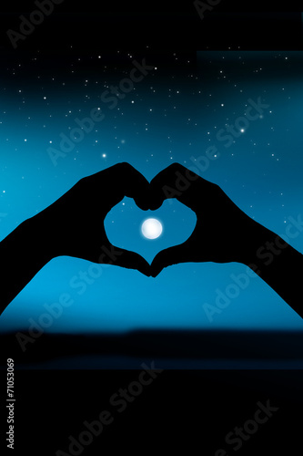 Vollmond mit Herzhand