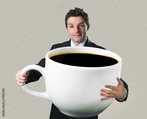 Photo businessman holding oversized cup of black cof