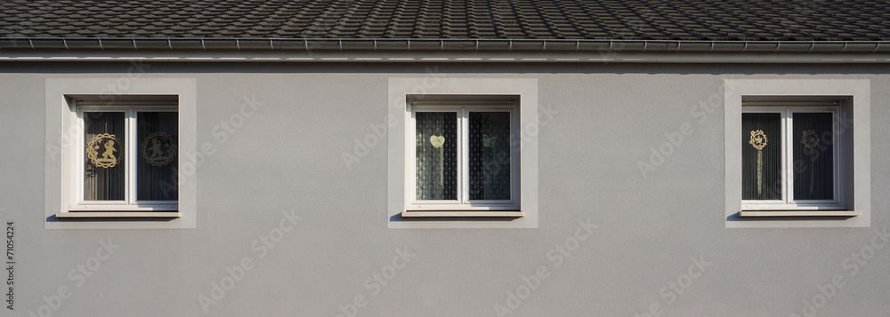 Modernisiertes Stockwerk in grau mit 3 PVC Fenster