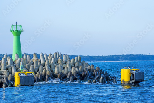 Hafenmole mit Leuchtfeuer photo