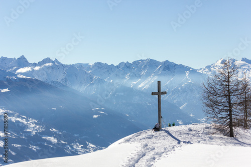 Croce in cima alla montagna con neve © MarcoMonticone