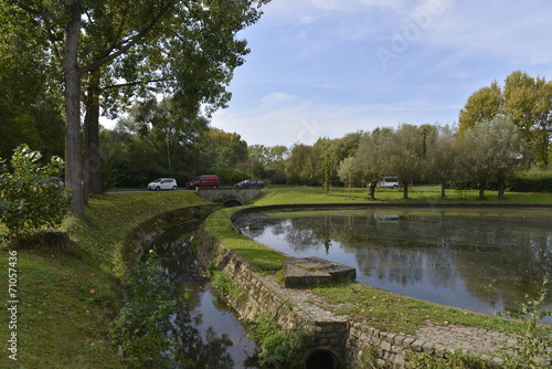 Foto Le ruisseau Pede contournant l'étang circulaire