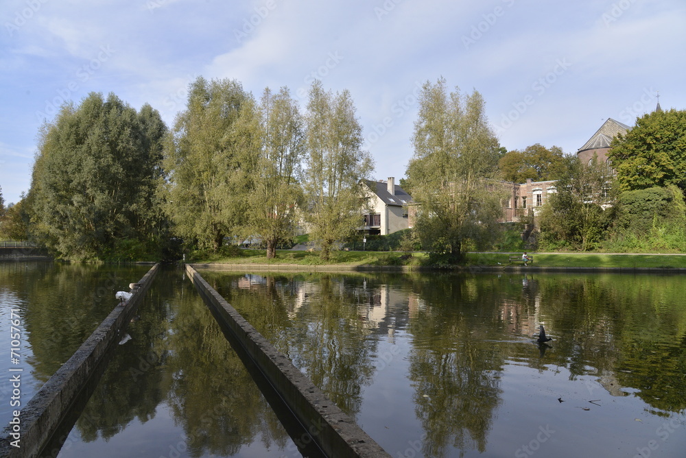 Le petit étang et le ruisseau entre les deux murets