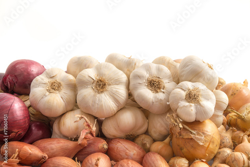 Verschiedene Zwiebeln, Schalotten und Knoblauch photo