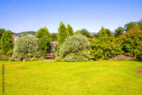 Obraz na płótnie Beautiful landscaped summer garden w salonie