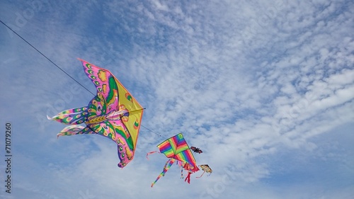 Bunte flugdrachen am Himmel
