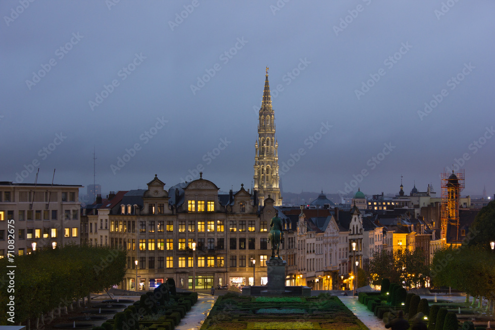 Obraz premium Cityscape of Brussels from Monts des Arts at evening