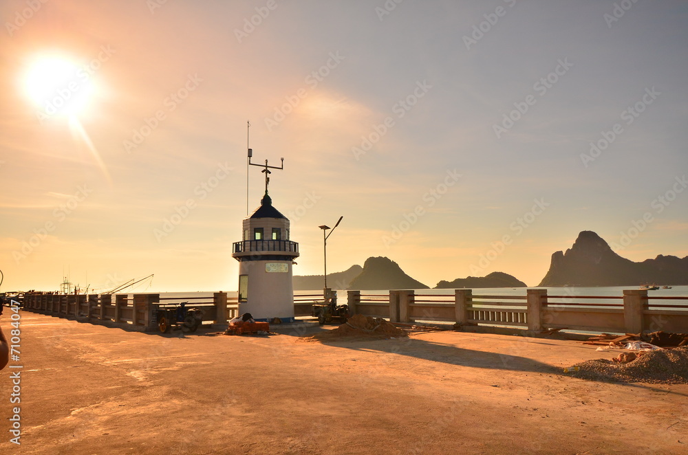Obraz premium Pier on the Sea at Sunrise