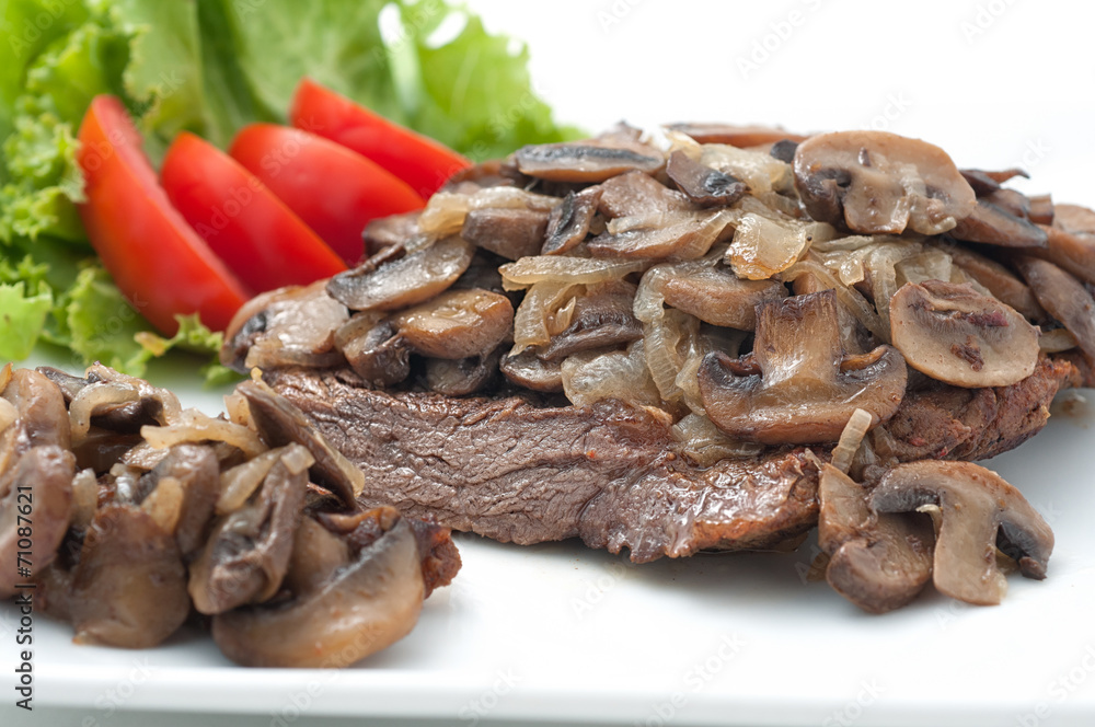 Fried beef with mushrooms and fresh tomatoes Fried beef with mushrooms and fresh tomatoes