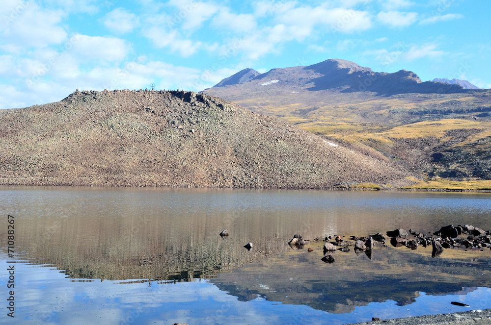 Армения, озеро Кари (Каменное озеро) у подножия горы Арагац