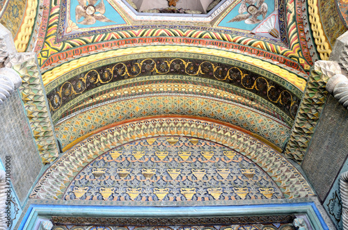 Фрагмент декора входа в кафедральный собор Эчмивдзинв