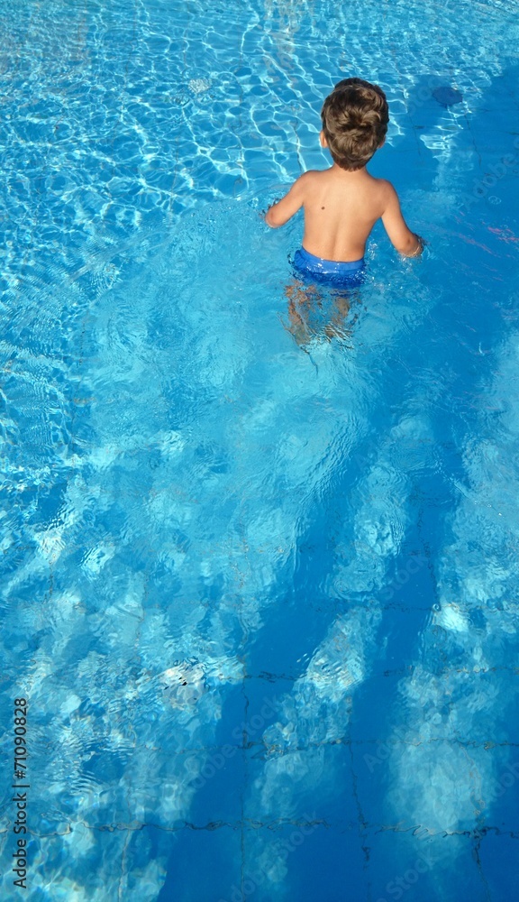 Junge in pool