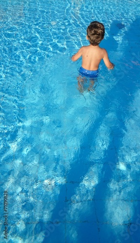 Junge in pool