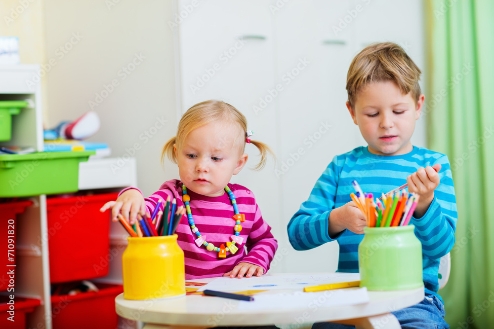 Fototapeta premium Brother and sister drawing