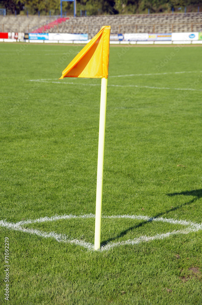 Fototapeta premium Eckfahne mit markierung und Fußballrasen