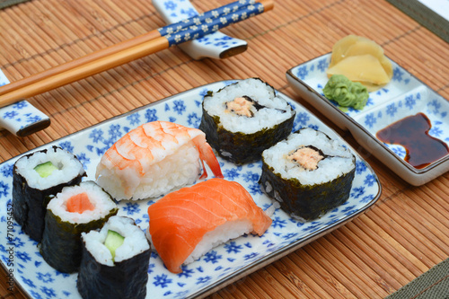 Sushi mooi Aziatisch gedecoreerd met mooi servies