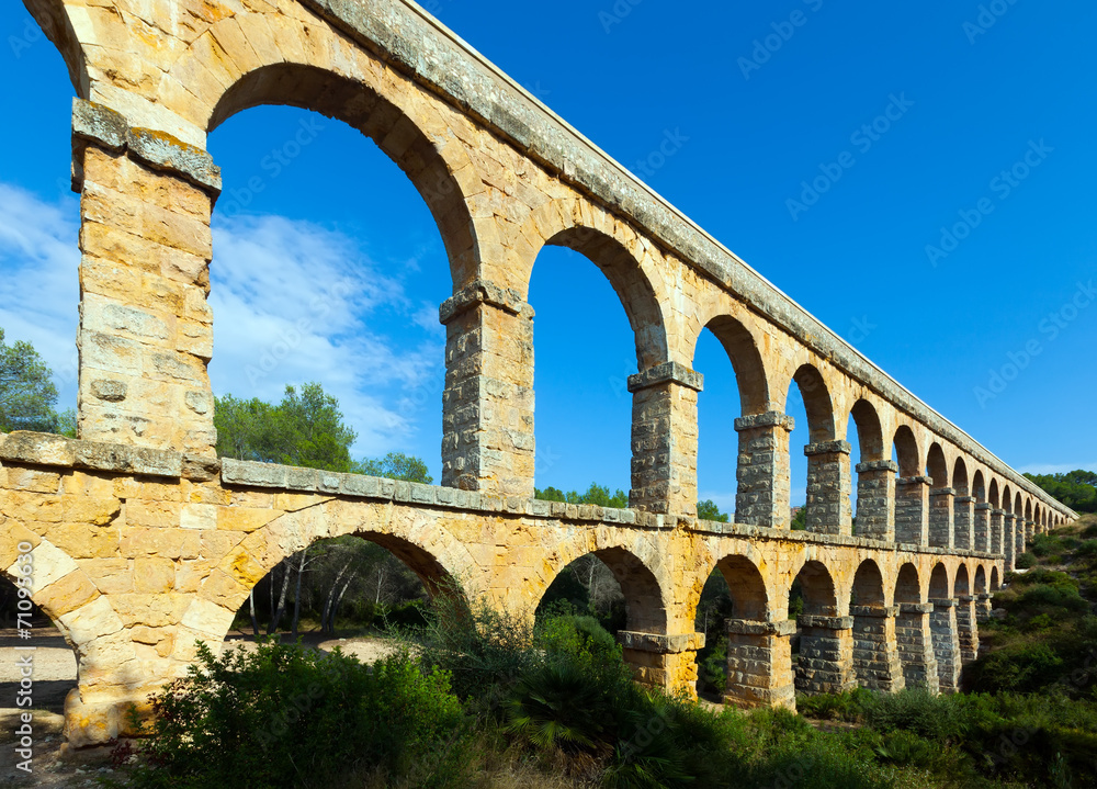 Aqueduct de les Ferreres in summer. Tarragona
