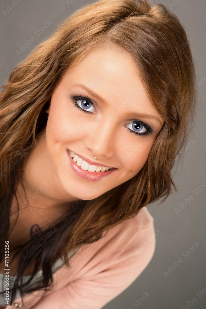 Naklejka premium Portrait einer lachenden Frau mit brünetten Haaren