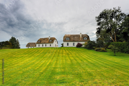 Irlandia, okolice Dunguaire Castle , domy kryte strzechą