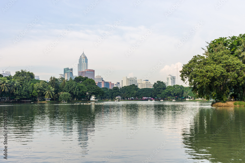 Obraz premium Modern building with lake in the park