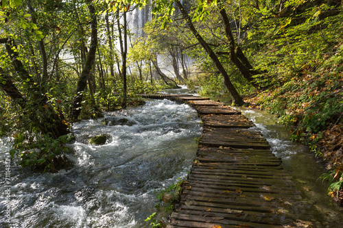 Ponton inond    for  t et cascade    Plitvice-Plitvicka