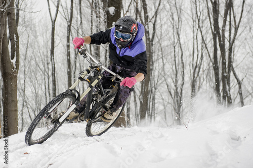 mountainbiker in winter