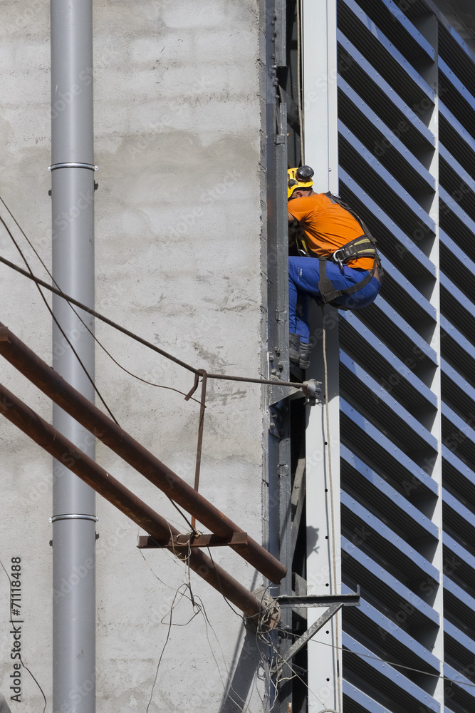 Ouvrier travaillant sur un chantier Ouvrier travaillant sur un chantier