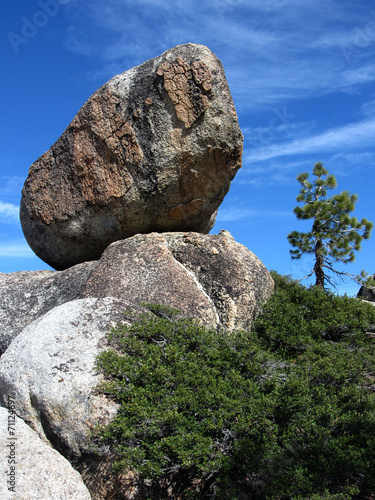 Balancing rock, Yosemite National Park © emmajay1
