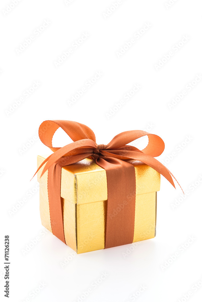 Obraz premium Gold gift box isolated on white background