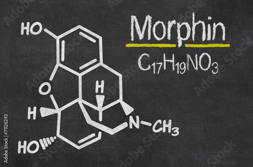 Schiefertafel mit der chemischen Formel von Morphin