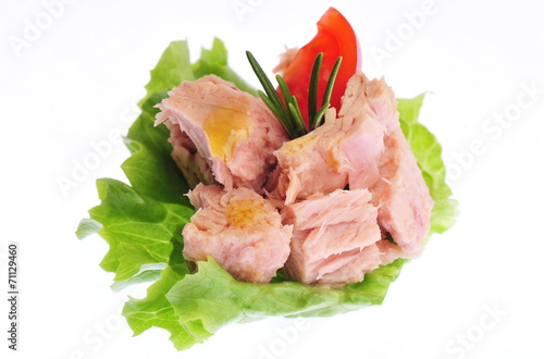 Canned tuna chunks with green salad and tomato