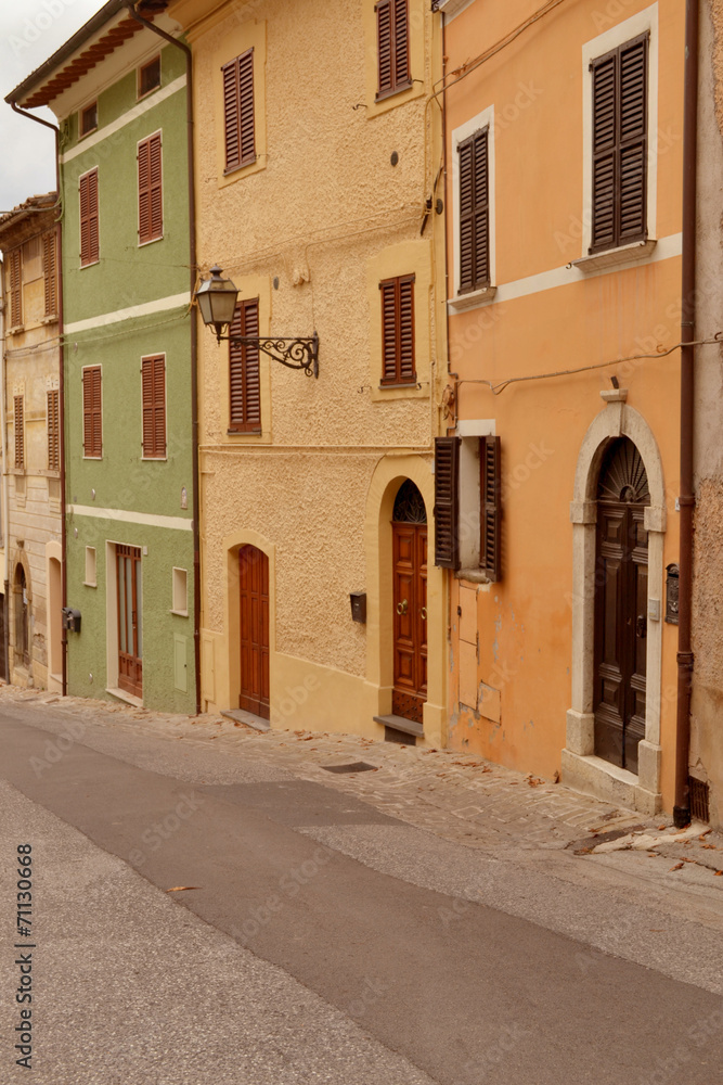 Häuserzeile in Pergola - Italien