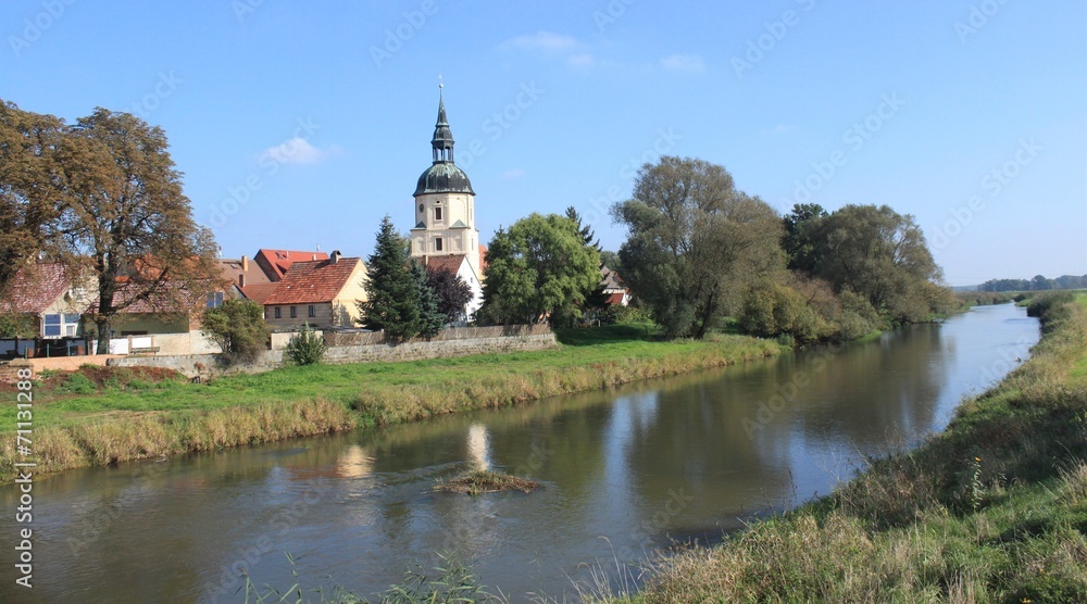 Blick über die Schwarze Elster auf Schweinitz mit Marienkirche Blick über die Schwarze Elster auf Schweinitz mit Marienkirche