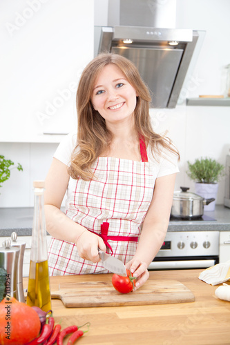 Frau in der küche mit Chille Schotte 