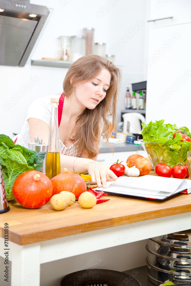 frau in der küche frau in der küche