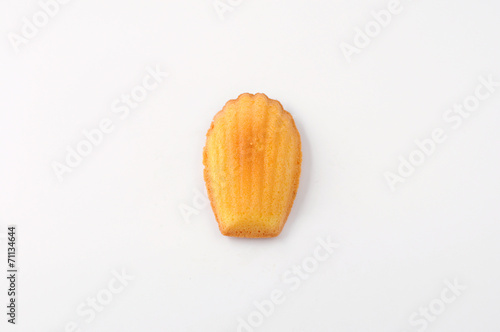 Fotomural マドレーヌ フランスのお菓子 クローズアップ 白背景