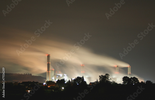 Kraftwerk bei Langzeitbelichtung bei Nacht photo