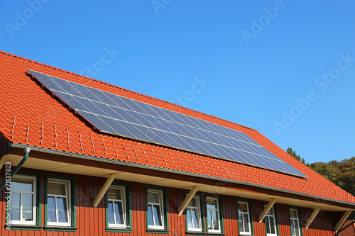 Solarzellen auf Holzhausdach