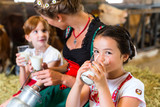 Bayern Familie trinkt Milch im Kuhstall 