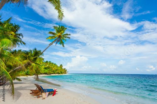 Rest in Paradise - Malediven - Sonnenliegen und Strandtasche am