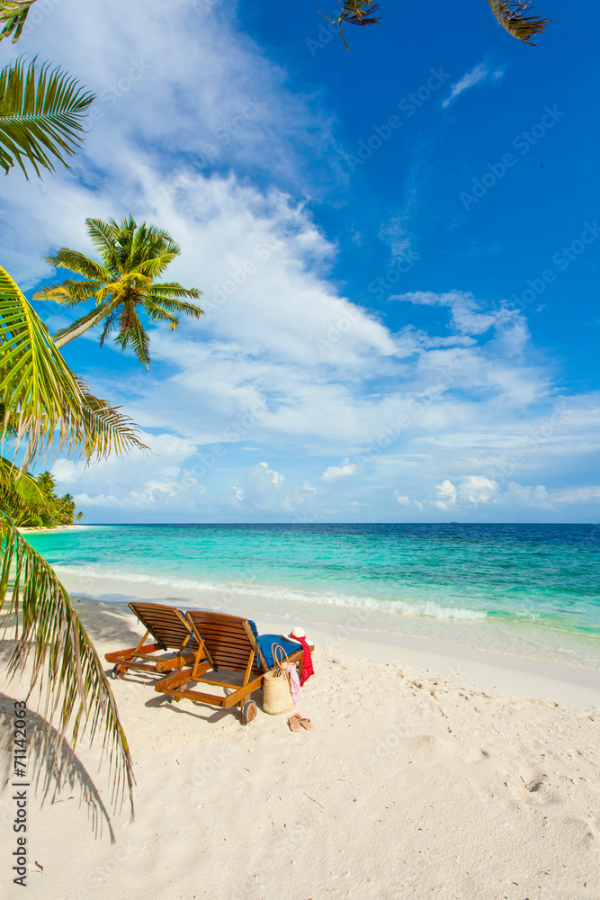 Rest in Paradise - Malediven - Sonnenliegen und Strandtasche am Rest in Paradise - Malediven - Sonnenliegen und Strandtasche am