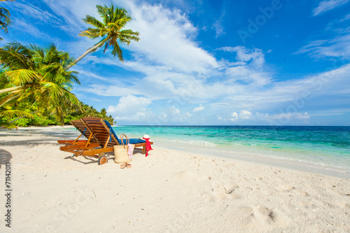 Rest in Paradise - Malediven - Sonnenliegen und Strandtasche am