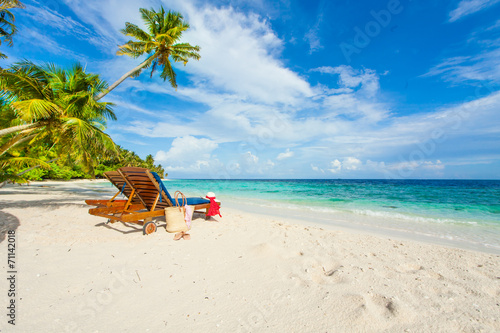 Fototapeta Naklejka Na Ścianę i Meble -  Rest in Paradise - Malediven - Sonnenliegen und Strandtasche am
