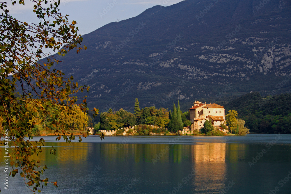 LAGO E CASTELLO DI TOBLINO IN TRENTINO